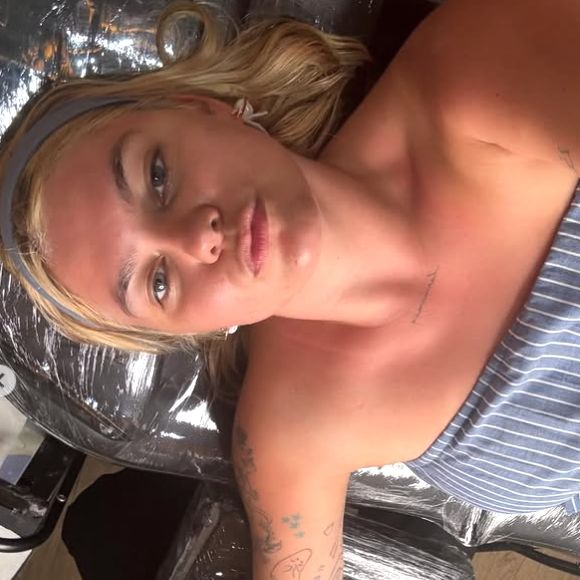 Une destination idéale pour se ressourcer loin de regards indiscrets et de la morosité de l'Hexagone ! Et là-bas, Louane s'est également offert un nouveau tatouage...

Louane immortalisée sur Instagram depuis Bali (Capture d'écran Instagram - 2025)