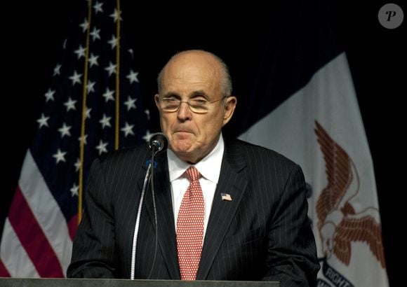 Pour rappel, Rudy Giuiliani avait dénoncé un "appareil démocrate décrépi et corrompu" suite à la présidentielle américaine de 2020 où Joe Biden a été élu .

Archives - Rudy Giuliani, ancien maire de New York et avocat de Donald Trump a été testé positif au coronavirus (COVID-19)