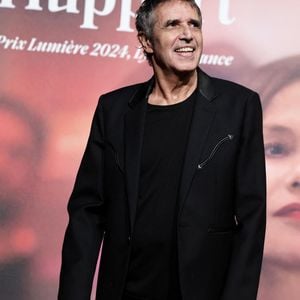 Julien Clerc au photocall de la cérémonie de remise du prix lumière de la 16ème édition du Festival Lumière à l'Amphithéâtre - Centre de Congrès à Lyon, France, le 18 octobre 2024. © Dominique Jacovides/Bestimage