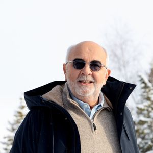 Gerard Jugnot au photocall du film "Mauvaise Pioche" lors du 29ème Festival International du Film de Comédie de l'Alpe d'Huez, le 22 janvier 2026. © Dominique Jacovides/Bestimage