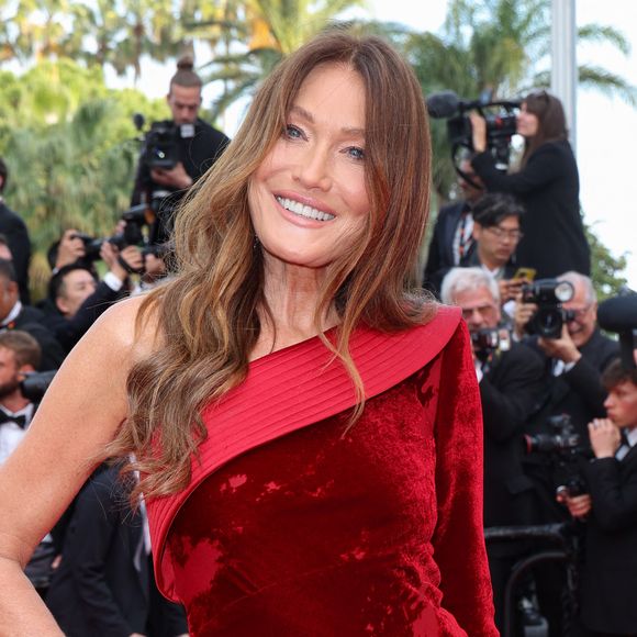 Carla Bruni-Sarkozy à la montée des marches du film "The Phoenician Scheme" lors du Festival de Cannes, 18 mai 2025.

Photo : Jacovides-Moreau / Bestimage