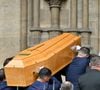 De nombreuses personnalités françaises ont fait le déplacement à cette émouvante cérémonie,

Des conseillers départementaux de Corrèze portent le cercueil lors des funérailles de B. Chirac à la basilique Sainte-Clotilde à Paris (7e) le 12 juin 2026. L’ancienne première dame de France est décédée le 5 juin 2026 à l’âge de 93 ans. 
© Jacovides / Liewig / Bestimage