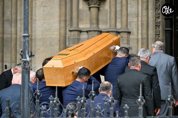 De nombreuses personnalités françaises ont fait le déplacement à cette émouvante cérémonie,

Des conseillers départementaux de Corrèze portent le cercueil lors des funérailles de B. Chirac à la basilique Sainte-Clotilde à Paris (7e) le 12 juin 2026. L’ancienne première dame de France est décédée le 5 juin 2026 à l’âge de 93 ans. 
© Jacovides / Liewig / Bestimage