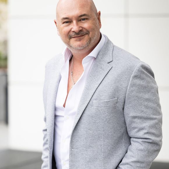 La prévenue, prénommée Jessica, est accusée d’extorsion de 30 000 euros.

Exclusif - Sébastien Cauet - Les journalistes et les animateurs arrivent aux studios Rive Gauche à Paris, le 16 septembre 2025.
© Julien Sarkissian / Bestimage