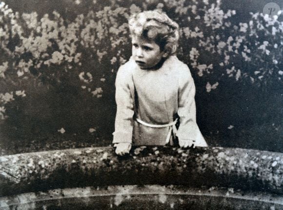 Une jeune princesse Élisabeth, future reine Élisabeth II, se tient sur un pont du château de Glamis, en Écosse, où les deux princesses ont grandi. Photo by World History Archive/ABACAPRESS.COM