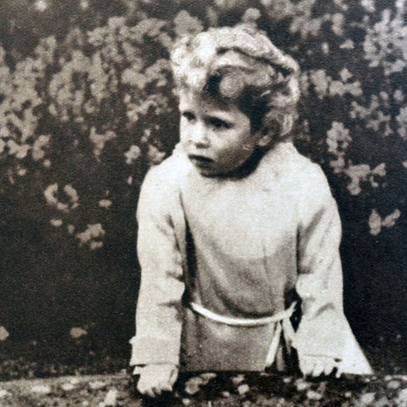 Une jeune princesse Élisabeth, future reine Élisabeth II, se tient sur un pont du château de Glamis, en Écosse, où les deux princesses ont grandi. Photo by World History Archive/ABACAPRESS.COM