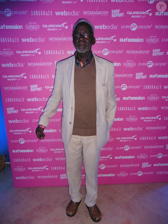 "un immense artiste" et l'un des pères du cinéma sur le continent africain dont l'oeuvre a été plusieurs fois primée,

Exclusif - Souleymane Cissé - Soirée du 21 mai à la suite Sandra and Co au 63 la croisette à Cannes le 21 mai 2015.