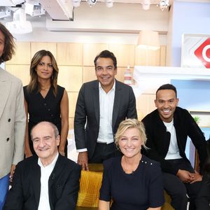Exclusif - Bertrand Chameroy, Aurélie Casse, Patrick Cohen, Mohamed Bouhafsi, Lorrain Sénéchal, Pierre Lescure, Anne-Élisabeth Lemoine, Emilie Tran Nguyen - L'équipe de la nouvelle saison de l'émission "C à Vous" le 7 septembre 2023.

© Dominique Jacovides / Bestimage