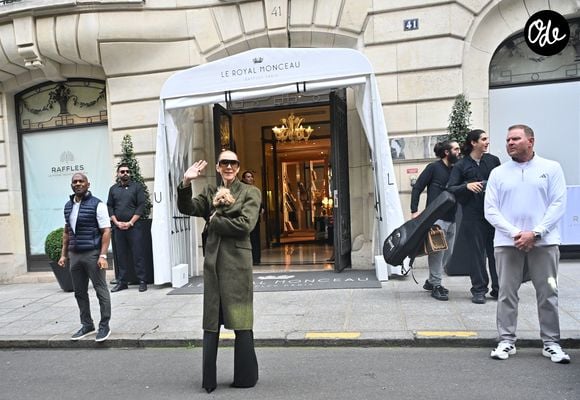 Céline Dion quitte l'hôtel "Royal Monceau" avec ses fils Nelson et Eddy et son chien après sa série de concerts à Paris le 19 octobre 2026. 

© Christian Liewig / Bestimage