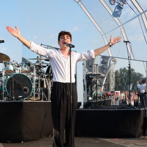 Exclusif - Léon Hesby, le fils de Patrick Bruel, se produit pour la première fois sur scène en France, au festival des Sables-d'Olonne, le 26 juin 2026. En première partie de Marine Delplace, gagnante de la Star Academy (S12), le jeune musicien de 20 ans a chanté un titre en anglais, remportant un franc succès, sous le regard de sa mère, Amanda Sthers. © Noël Carrier / Bestimage