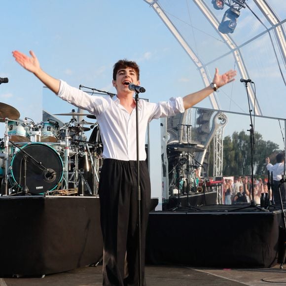 Exclusif - Léon Hesby, le fils de Patrick Bruel, se produit pour la première fois sur scène en France, au festival des Sables-d'Olonne, le 26 juin 2026. En première partie de Marine Delplace, gagnante de la Star Academy (S12), le jeune musicien de 20 ans a chanté un titre en anglais, remportant un franc succès, sous le regard de sa mère, Amanda Sthers. © Noël Carrier / Bestimage