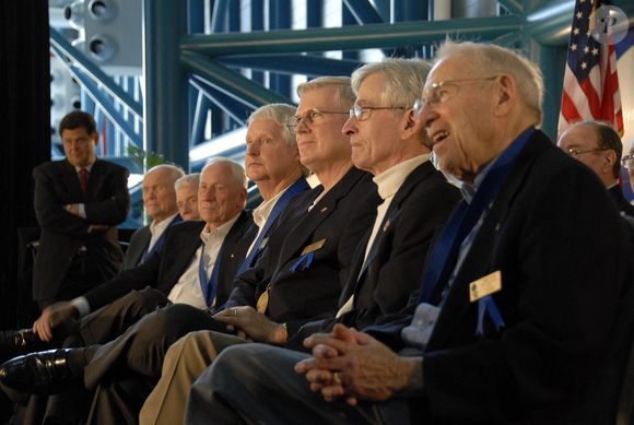 Sa gestion de crise exemplaire a évité une catastrophe majeure.


Lors de la cérémonie d'intronisation au Panthéon des astronautes américains, les nouveaux et anciens intronisés sont assis sur l'estrade. Au premier rang, de gauche à droite, John Glenn, Scott Carpenter, Al Worden, Steven Hawley, Michael Coats, John Young, Jim Lovell et Ed Mitchell. À l'extrême gauche, John Zarrella, chef du bureau de CNN à Miami, a joué le rôle de modérateur. Le 5 mai, les commandants des navettes spatiales Michael L. Coats, Steven A. Hawley et Jeffrey A. Hoffman ont été admis au Panthéon. Ils portent à 66 le nombre d'explorateurs de l'espace inscrits au Panthéon. La cérémonie s'est déroulée au centre Apollo/Saturne V du Centre spatial Kennedy le 5 mai 2007.  Crédit photo : NASA/tory Photo by Kim Shiflett / NASA via CNP/ABACAPRESS.COM