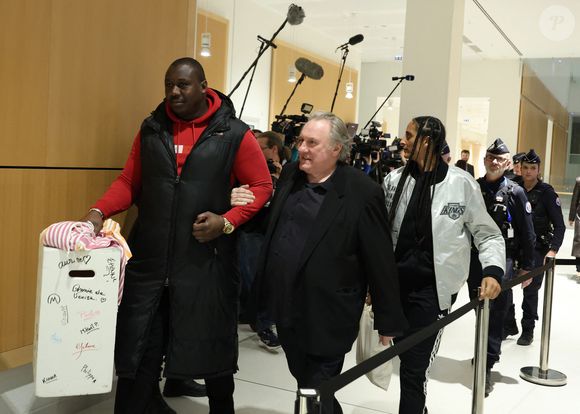 Gérard Depardieu et sa fille Roxane - Procès de Gérard Depardieu pour agressions sexuelles sur deux femmes lors d'un tournage de film en 2021, au tribunal correctionnel de Paris le 27 mars 2025.

© Guignebourg / Clovis / Bestimage