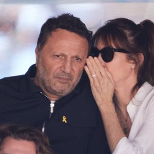 Arthur (Jacques Essebag) et sa femme Mareva Galanter, Alex Vizorek - Célébrités dans les tribunes de la finale homme des Internationaux de France de tennis de Roland Garros 2024 à Paris le 9 juin 2024. © Jacovides-Moreau/Bestimage