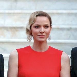 Le président de la République française Emmanuel Macron, le prince Albert II de Monaco et la princesse Charlène de Monaco arrivant au dîner d'état en l'honneur de la visite du couple présidentiel français au palais princier de Monaco, le 7 juin 2025. © Claudia Albuquerque/Bestimage