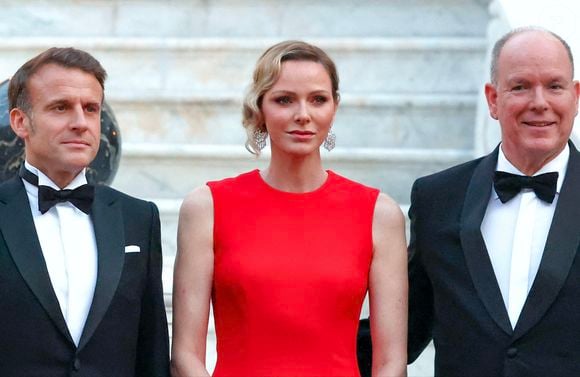 Le président de la République française Emmanuel Macron, le prince Albert II de Monaco et la princesse Charlène de Monaco arrivant au dîner d'état en l'honneur de la visite du couple présidentiel français au palais princier de Monaco, le 7 juin 2025. © Claudia Albuquerque/Bestimage