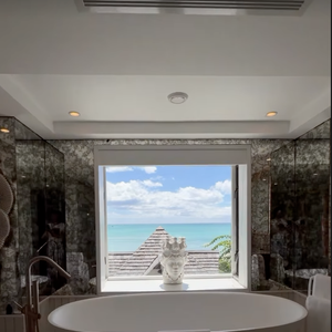 Iris Mittenaere a partagé des images de la villa dans laquelle elle loge à l'île Maurice au Royal Palm Beach Comber, vendredi 20 mars 2026 via Instagram @irismittenaere