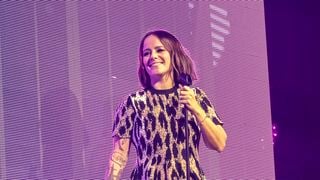 Alizée : A seulement 6 ans, sa fille Maggy est montée sur scène pour l'un de ses concerts et a performé sous le regard fier de sa mère