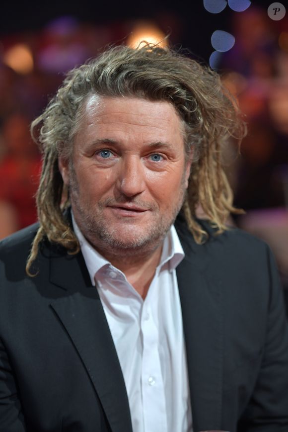 Il s'agit d'Olivier Delacroix, qui officie sur France 2 aux commandes de son magazine "Dans les yeux d'Olivier".

Exclusif - Olivier Delacroix - Enregistrement de la 202ème et dernière émission "Le plus grand cabaret du monde" présentée par P.Sébastien et diffusée le samedi 4 mai sur France 2. Le 16 octobre 2018
© Giancarlo Gorassini / Bestimage