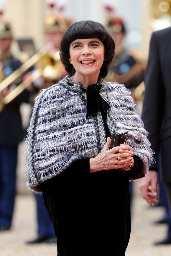 Mireille Mathieu - Arrivée des invités au dîner d'Etat en l'honneur du président chinois Xi Jinping et de sa femme la Première Dame Peng Liyuan au palais présidentiel de l'Elysée à Paris, France, le 6 mai 2024. © Cyril Moreau/Bestimage