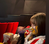 Dimanche 23 novembre 2025, elle publie une photo de Shana déguisée en Blanche Neige au cinéma. 

Hélène de Fougerolles partage une photo de sa fille Shana, autiste, au cinéma.