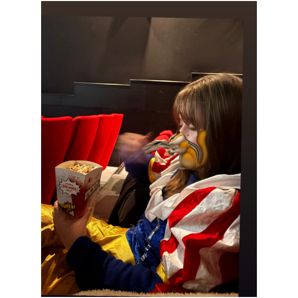 Dimanche 23 novembre 2025, elle publie une photo de Shana déguisée en Blanche Neige au cinéma. 

Hélène de Fougerolles partage une photo de sa fille Shana, autiste, au cinéma.