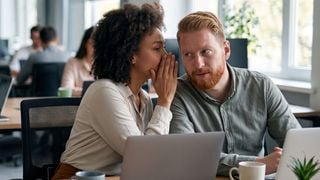 La psychologie suggère que les personnes qui sont aimables en face mais qui vous blessent dans le dos font peut-être plus que simplement prétendre le contraire