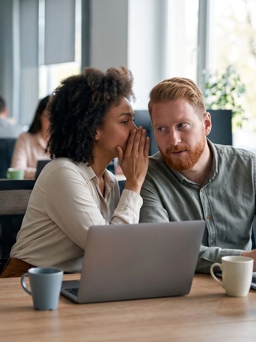 La psychologie suggère que les personnes qui sont aimables en face mais qui vous blessent dans le dos font peut-être plus que simplement prétendre le contraire