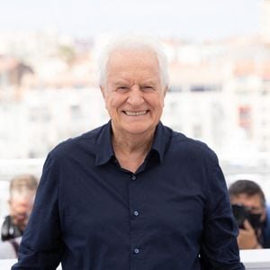 Entre les montagnes et les lacs.

André Dussollier au photocall du film Tout s'est bien passé lors du 74ème festival international du film de Cannes le 8 juillet 2021. © Borde / Jacovides / Moreau / Bestimage