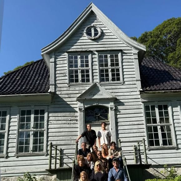 Malgré cette réserve, elle a publié une photo de famille dimanche 17 août aux côtés de certains de ses proches mais aussi de son fils Roman… et de Roschdy Zem.

Sarah Poniatowski a posté une jolie photo de famille sur Instagram dimanche 17 août avec son compagnon, Roschdy Zem, jamais très loin. Instagram @sarahponiatowski
