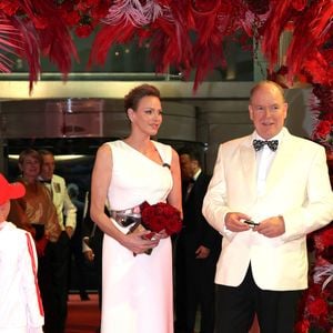 Le prince Albert II de Monaco et la princesse Charlene de Monaco lors de la soirée de gala du Grand Prix de Formule 1 de Monaco à la salle des étoiles au Monte-Carlo Sporting à Monaco le 25 mai 2025. © Claudia Albuquerque / Bestimage