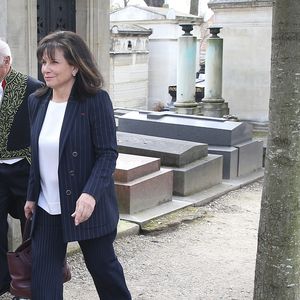 Pierre Nora et Anne Sinclair - Obsèques de Alain Decaux au cimetière du Père Lachaise à Paris. Le 4 avril 2016