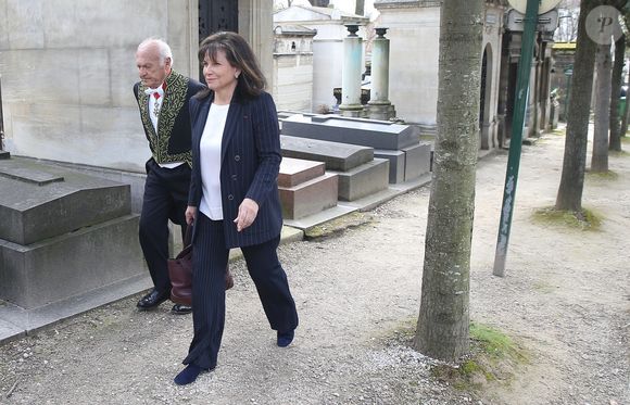 Pierre Nora et Anne Sinclair - Obsèques de Alain Decaux au cimetière du Père Lachaise à Paris. Le 4 avril 2016