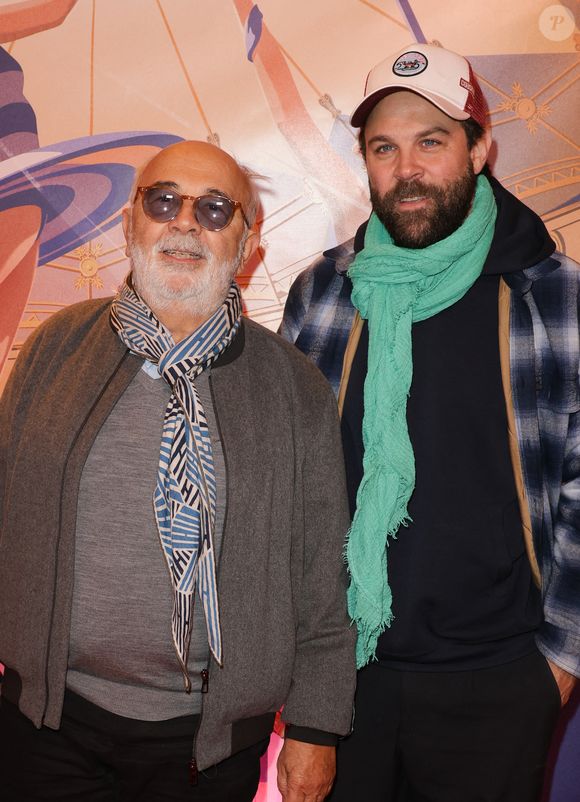 Gérard Jugnot et son fils Arthur Jugnot au photocall de la générale du spectacle "Tempo" du Cirque d'Hiver Bouglione à Paris, France, le 18 octobre 2025. © Coadic Guirec/Bestimage
