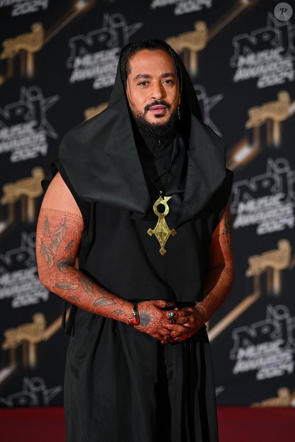 Faisant attention à toujours bien cacher son visage, Slimane n'hésite pas à dévoiler un peu de son quotidien. Slimane - Photocall de la 26ème édition des NRJ Music Awards au palais des festivals de Cannes, le 1er novembre 2024. © Bebert / Guignebourg / Bestimage