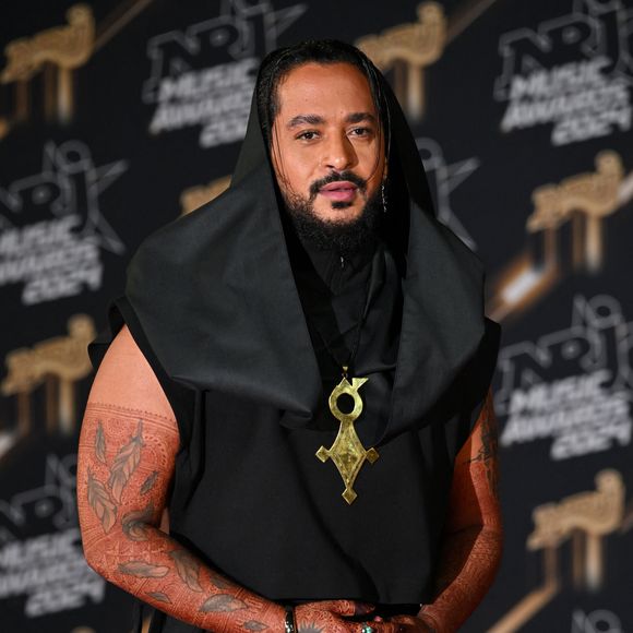 Faisant attention à toujours bien cacher son visage, Slimane n'hésite pas à dévoiler un peu de son quotidien.

Slimane - Photocall de la 26ème édition des NRJ Music Awards au palais des festivals de Cannes, le 1er novembre 2024.
© Bebert / Guignebourg / Bestimage