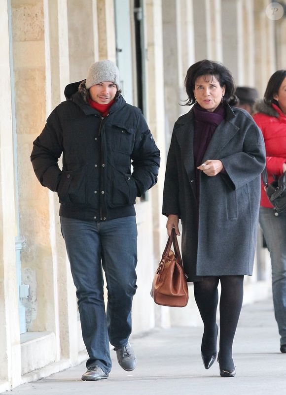 Le second, Elie, est aujourd'hui en pleine reconversion et cherche du travail.

Anne Sinclair et son fils Élie Lévaï à la sortie du restaurant "Ma Bourgogne", place des Vosges à Paris, le mercredi 16 novembre 2011. Bestimage.