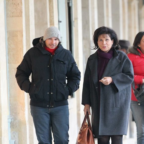 Le second, Elie, est aujourd'hui en pleine reconversion et cherche du travail.

Anne Sinclair et son fils Élie Lévaï à la sortie du restaurant "Ma Bourgogne", place des Vosges à Paris, le mercredi 16 novembre 2011. Bestimage.