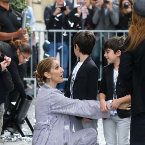 La chanteuse canadienne Céline Dion quitte Paris pour partir en vacances après sa tournée en Europe à guichets fermés. Céline Dion et ses jumeaux, Eddy et Nelson, ont reçu une pluie de confettis avant de monter dans leur voiture à la sortie de l’hôtel Royal Monceau, à Paris, France, le 10 août 2017. © Agence/Bestimage