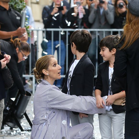La chanteuse canadienne Céline Dion quitte Paris pour partir en vacances après sa tournée en Europe à guichets fermés. Céline Dion et ses jumeaux, Eddy et Nelson, ont reçu une pluie de confettis avant de monter dans leur voiture à la sortie de l’hôtel Royal Monceau, à Paris, France, le 10 août 2017. © Agence/Bestimage