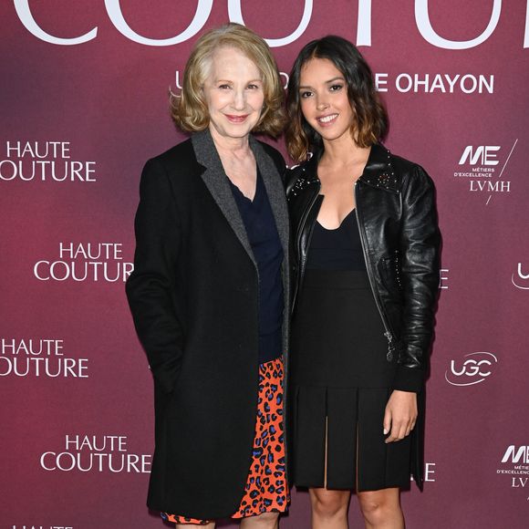 Les deux femmes avaient partagé l'affiche ensemble en 2021 dans le film Haute couture, réalisé par Sylvie Ohayon.

Nathalie Baye et Lyna Khoudri - Avant première du film "Haute couture" au cinéma UGC Cité Ciné Les Halles à Paris le 2 novembre 2021. © Coadic Guirec/Bestimage