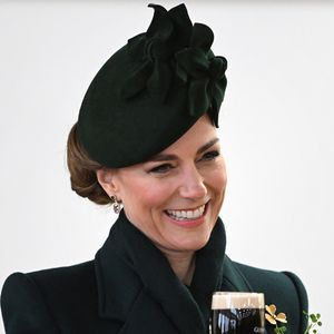 En effet, la princesse de Galles a été photographiée en train de boire une grande pinte de bière de la marque Guinness

Catherine (Kate) Middleton, princesse de Galles, colonel des Irish Guards, boit une Guinness lors de sa visite le régiment lors du défilé de la Saint-Patrick à la caserne Wellington de Londres, Royaume Uni, le 17 mars 2025. © Eddie Mulholland/WPA-Pool/Bestimage
