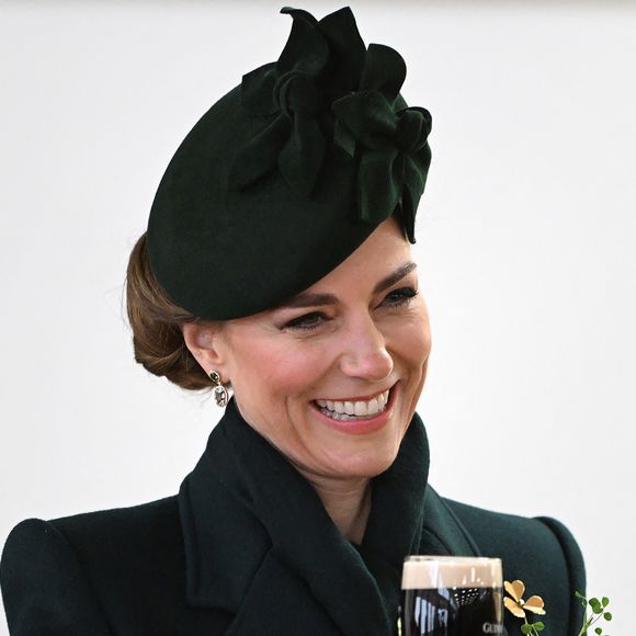 En effet, la princesse de Galles a été photographiée en train de boire une grande pinte de bière de la marque Guinness

Catherine (Kate) Middleton, princesse de Galles, colonel des Irish Guards, boit une Guinness lors de sa visite le régiment lors du défilé de la Saint-Patrick à la caserne Wellington de Londres, Royaume Uni, le 17 mars 2025. © Eddie Mulholland/WPA-Pool/Bestimage
