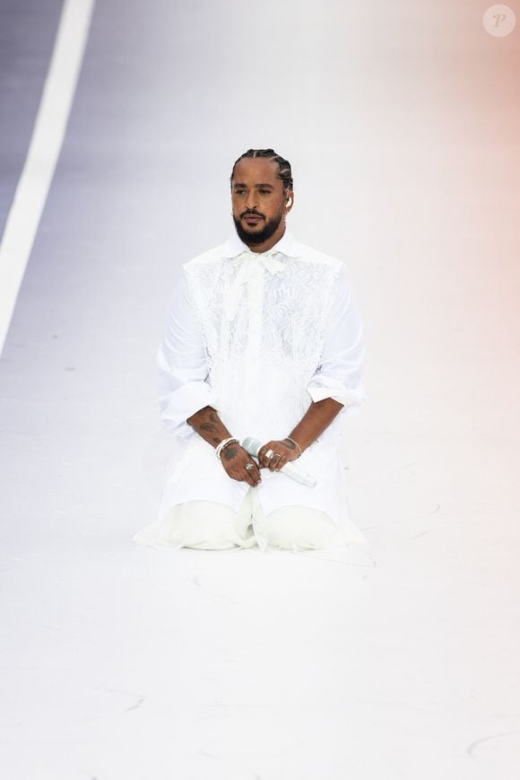 Le chanteur de 35 ans a été entendu lundi 20 janvier sous le régime de la garde à vue 

Slimane en showcase à la Basilique de Saint-Denis lors des Jeux Olympiques de Paris2024 (JO), le 26 juillet 2024.
© Jeremy Melloul - Jack Tribeca /Bestimage