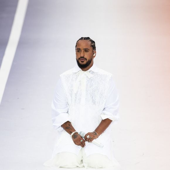 Le chanteur de 35 ans a été entendu lundi 20 janvier sous le régime de la garde à vue 

Slimane en showcase à la Basilique de Saint-Denis lors des Jeux Olympiques de Paris2024 (JO), le 26 juillet 2024.
© Jeremy Melloul - Jack Tribeca /Bestimage