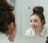 Le panthénol, aussi appelé provitamine B5, connaît lui aussi un fort succès pour ses propriétés réparatrices et apaisantes. La Roche-Posay en a fait l’un des actifs phares de ses soins destinés aux peaux sensibles.

Miriam Alonso sur Pexels