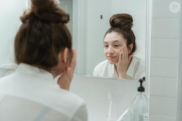 Le panthénol, aussi appelé provitamine B5, connaît lui aussi un fort succès pour ses propriétés réparatrices et apaisantes. La Roche-Posay en a fait l’un des actifs phares de ses soins destinés aux peaux sensibles.

Miriam Alonso sur Pexels