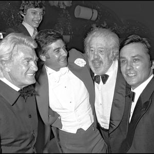 Archives - Jean Marais, Jean-Claude Brialy, Michel Simon et Alain Delon au Gala de l'Union des artistes.