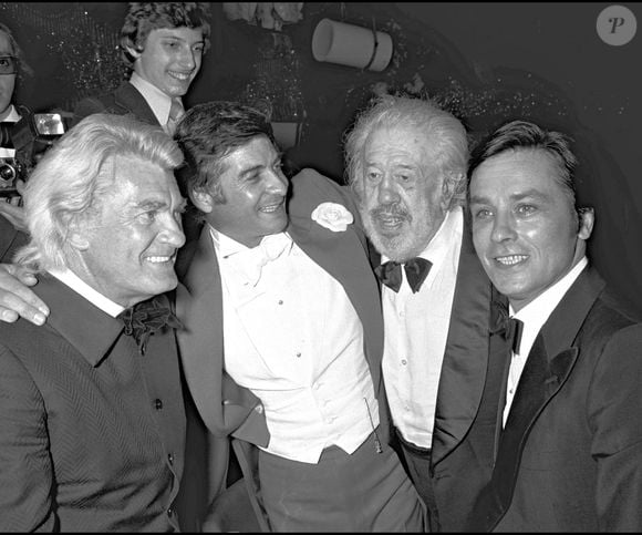 Archives - Jean Marais, Jean-Claude Brialy, Michel Simon et Alain Delon au Gala de l'Union des artistes.