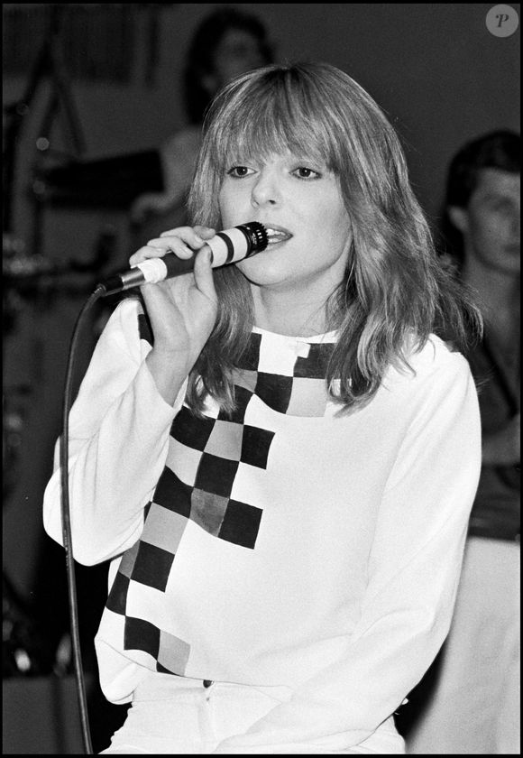 France Gall, ex-compagne de Julien Clerc, sur scène en 1982.